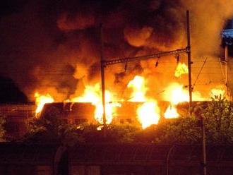 VIDEO Obrovského požiaru v bratislavskej Rači: Odstavený vagón zachvátili plamene, tu je dôvod