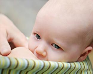 7 zásad dobrej polohy pri dojčení