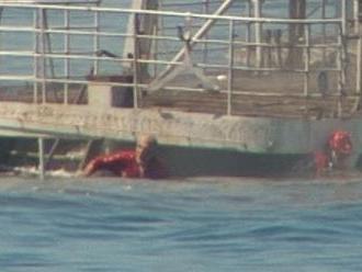 VIDEO: Potopení lodi se změnilo v drama. Pyrotechnici se málem utopili