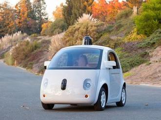 Google chce chrániť chodcov pre vozidlami. Pri náraze ich nalepí na kapotu auta