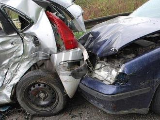 Tragická nehoda na východe: Čelná zrážka vozidiel sa jednej osobe stala osudnou