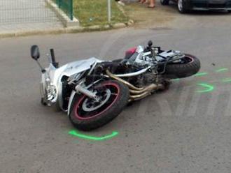 Motorkár dostal šmyk pri Buzitke, utrpel ťažké zranenia