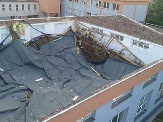 V Karviné se zřítila střecha školní tělocvičny: Nikdo nebyl zraněn