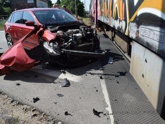 FOTO Hrozivo vyzerajúca nehoda na priecestí: Vodičke v Suchej nad Parnou vošiel do cesty vlak