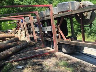 V zákrutách pri Brezine sa prevrátil kamión s drevom