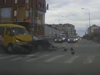 VIDEO: Divoké i banální automobilové BOURAČKY - 82