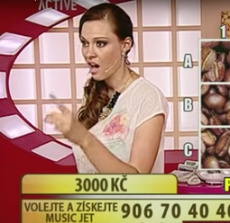 VIDEO: Trapná moderátorka v trapné soutěži jebe...