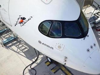 Airbus testuje drony na kontrolu letadel před vzlétnutím