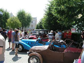V Lučenci sa promenádovali desiatky áut minulého storočia, najstaršie bolo z R. Soboty