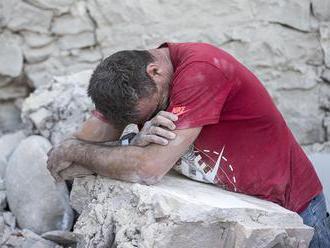 Zemětřesení v Itálii má už 247 obětí. Lidé nepřestávají hledat přeživší