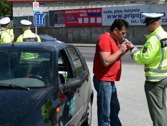 Polícia kontrolovala vodičov, posvietila si na alkohol za volantom