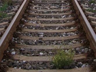 Tragédia na železničnej stanici pri Malackách: Muž skončil pod vlakom, nevylučujú samovraždu