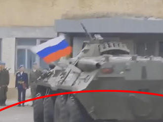 Fail! Ruské obrnené vozidlo prešlo vojaka