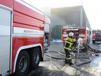 Hasiči likvidovali požár výrobní haly na plasty nedaleko Mostu