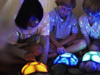Svietiaca korytnačka - nočné svetielko s melódiami určené pre deti. Aj obyčajná detská izba sa razom