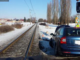 V Hradci Králové došlo ke střetu vlaku s autem, na místě zasahovaly tři jednotky hasičů