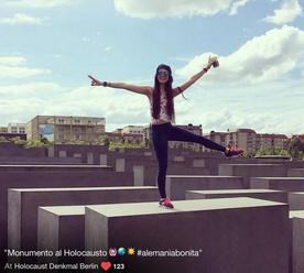 FOTO: Umelec šokujúcim spôsobom zahanbuje turistov, ktorí si pri pomníku zavraždeným Židom Európy fo