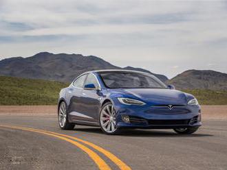 Tesla je opět nejrychlejší elektromobil světa, těsně překonala Faraday Future