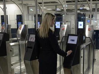 Pražské letiště spustilo automatické brány, urychlí kontroly cestujících