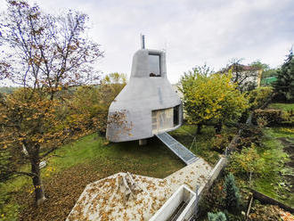 PODÍVEJTE SE: Organický rodinný dům stojí na betonové stopce