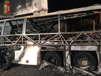 Několik dětí z hořícího autobusu v Itálii zachránil učitel, sám se popálil