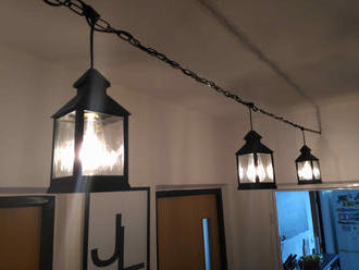 Návod na elegantné svietidlo z lampášov, ktoré vám zútulní interiér