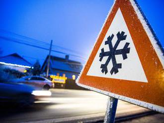 Cestári varujú pred mrznúcim mrholením, meteorológovia i pred snežením