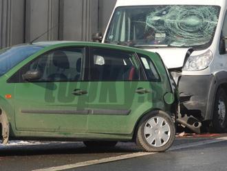 Bratislavskí hasiči mali dnes plné ruky práce: Nehoda troch áut sa nezaobišla bez zranení