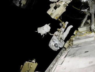 Dvojice astronautů splnila úkoly vně ISS