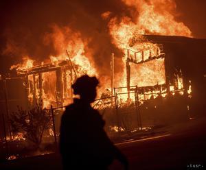 Trump vyhlásil pre Kaliforniu stav katastrofy, požiare majú 15 obetí