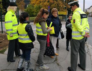Mestskí policajti rozdali občanom v Poprade 500 reflexných prvkov
