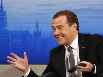 Ruský premiér Medvedev pricestoval na dvojdňovú návštevu Číny