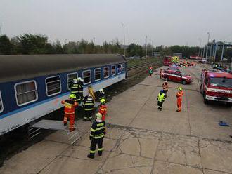 Fiktivní srážka dvou vlaků paralyzovala kolínské nákladové nádraží, z železniční cisterny unikla neb