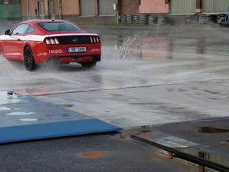 V rámci probíhajícího bezpečnostního výzkumu využil zapůjčený Ford Mustang Záchranný útvar HZS ČR