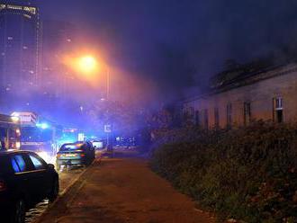 Při požáru domu v ulici Čiklova v Praze hasiči vyvedli 12 osob  pomocí vyváděcích masek