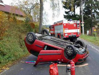 Dopravní nehoda jednoho osobního auta komplikuje provoz na silnici v Bublavě na Kraslicku. Zraněnou…