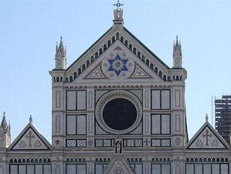 Ve florentské bazilice zabil turistu padající kus kamenné výzdoby