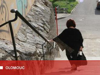 Vstup do olomouckých Bezručových sadů zdobí rekonstruované historické schodiště