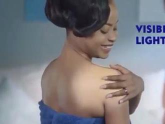 Není rasistická, hájí Nivea svou africkou reklamu na krém, který zesvětluje pleť