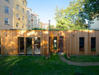 Nejlepším ekologickým projektem roku je pražský úsporný dům s mokřadní střechou