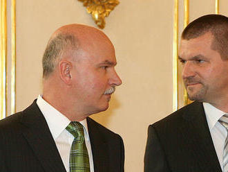 Exministri Janušek a Štefanov dostali za 'nástenkový tender' exemplárne tresty