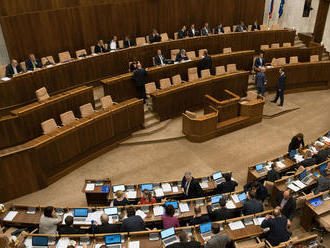 Poslanci začali rokovať o kauze odmeny pre advokátov za Gabčíkovo