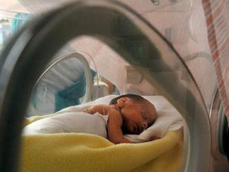 Nemocnica kritizuje film o pôrodoch, ktorý hovoril o fackovaní ženy