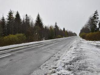Pozor na záveje a snehové jazyky, varujú vodičov na severe