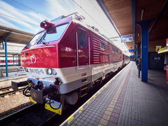 Železnice posilňujú vlakové spojenia, vypravia mimoriadny rýchlik