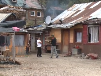 Dráma v obci Pohronská Polhora: Streľba z idúceho auta na dom rómskej rodiny