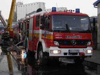 Nehoda v bratislavskom Ružinove: Pri kolízii električky a auta zasahujú hasiči