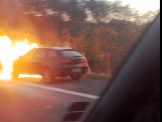 VIDEO Peklo na diaľnici D2 v smere do Česka: Z auta šľahali plamene