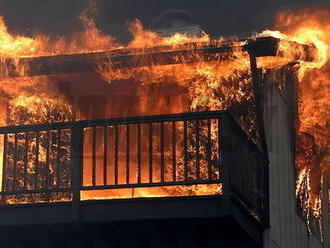 Obytný dom v Martine zachvátili plamene: Rozsiahla evakuácia, jeden mŕtvy