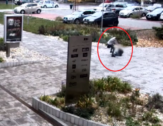 Zvrat v prípade matky, ktorá bila synčeka na ulici v Lučenci: Polícia zverejnila VIDEO brutality